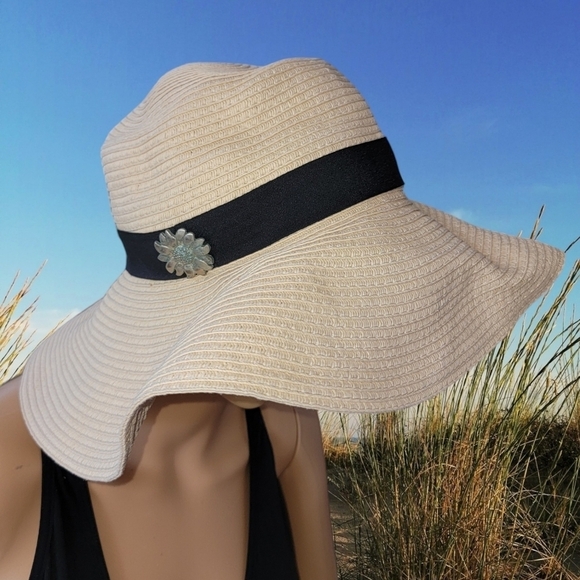 Talbots Hat Soft Woven Straw Wide Brim Daisey Packable Flower floppy - Picture 1 of 8